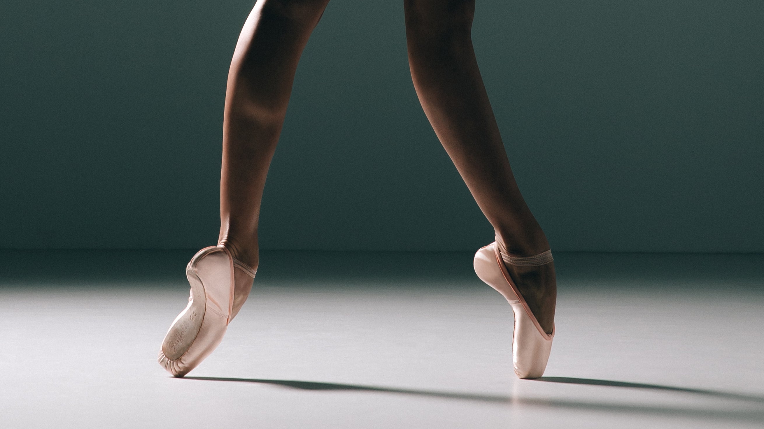 How to break in pointe shoes